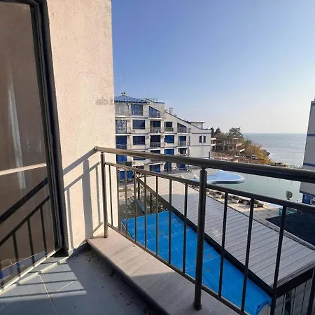 двустаен с морска панорама в Blue Bay Palace Apartament
